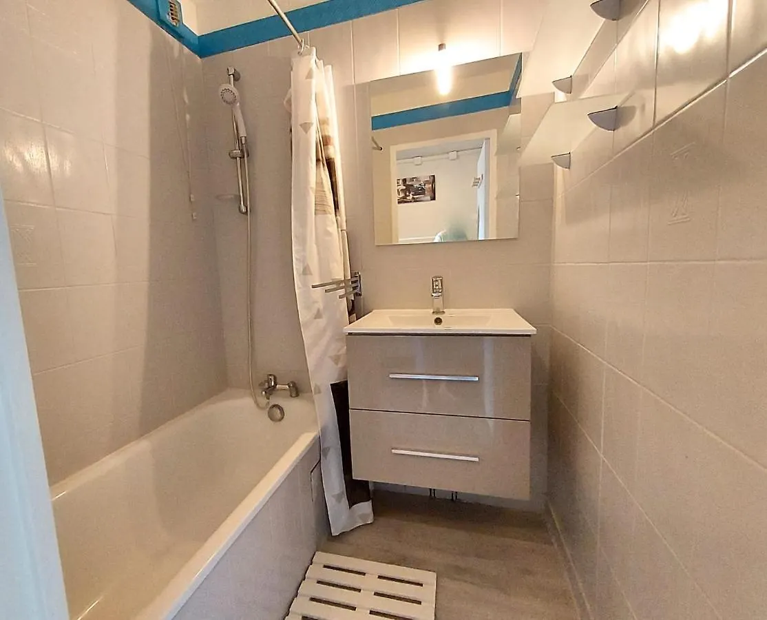 Appartement HYPERCENTRE 27 m avec WIFI et PISCINE partagée à Fréjus