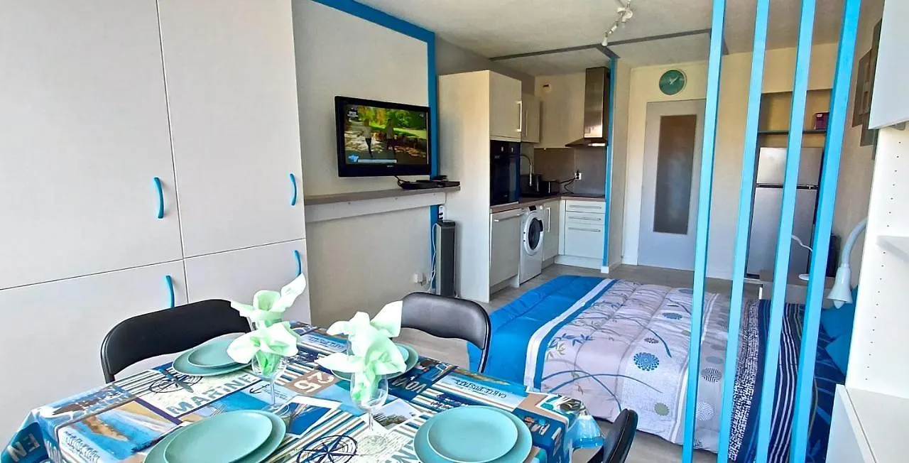 Appartement HYPERCENTRE 27 m avec WIFI et PISCINE partagée à Fréjus