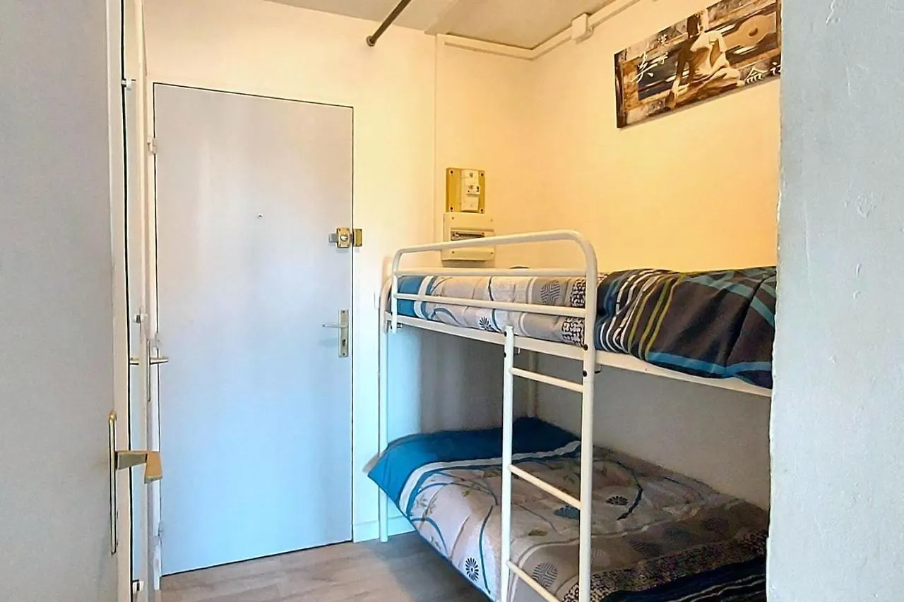 Appartement HYPERCENTRE 27 m avec WIFI et PISCINE partagée à Fréjus 0*,