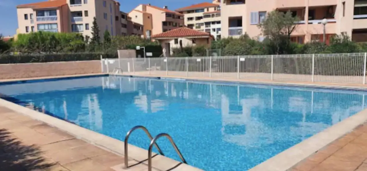 Appartement HYPERCENTRE 27 m avec WIFI et PISCINE partagée à Fréjus